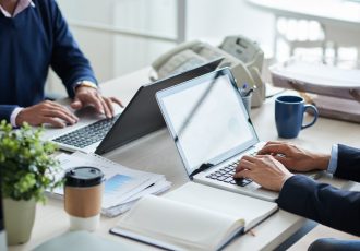 [fpdl.in]_side-view-cropped-unrecognizable-business-people-working-common-desk_1098-20474_large